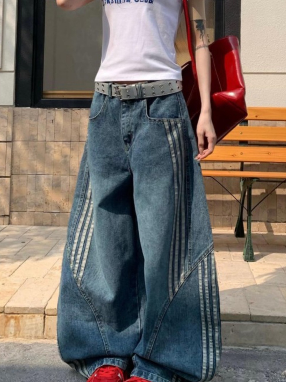 High-Waist Wide Leg Barrel Jeans with Contrast Stripe - Blue